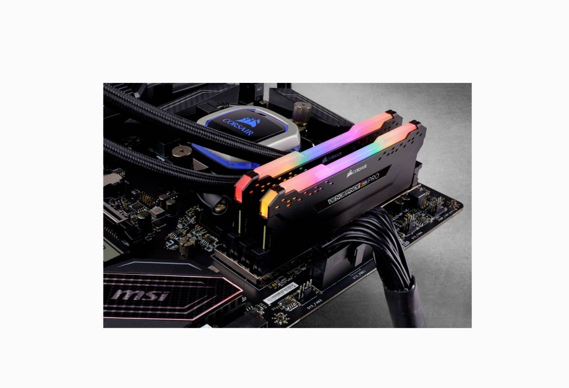 Computer-Motherboard mit leuchtenden RGB-RAM-Modulen installiert. Fokus auf die RAM-Steckplätze und bunte Beleuchtungseffekte.