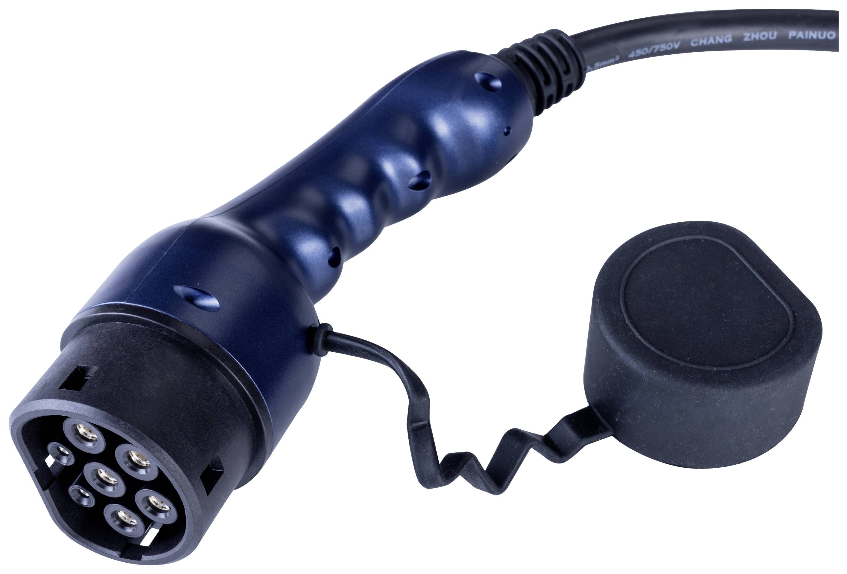 Stecker eines Elektrofahrzeugs mit sieben Anschlüssen und Schutzkappe an einem Kabel. Verwendet zum Laden von E-Fahrzeugen.