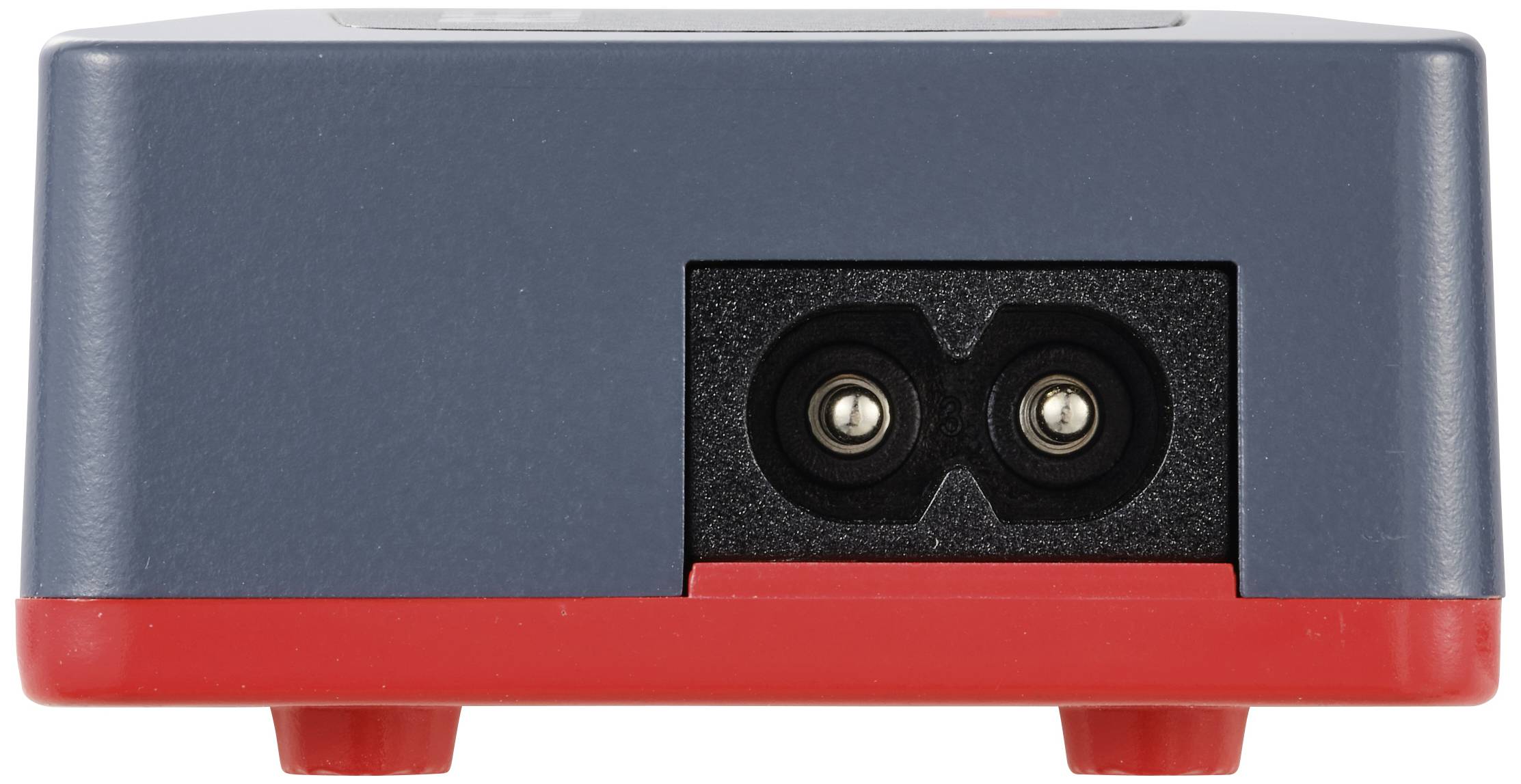 Elektronisches Gerät in Nahaufnahme mit einem roten Standfuß und schwarzem Anschluss auf der Vorderseite.