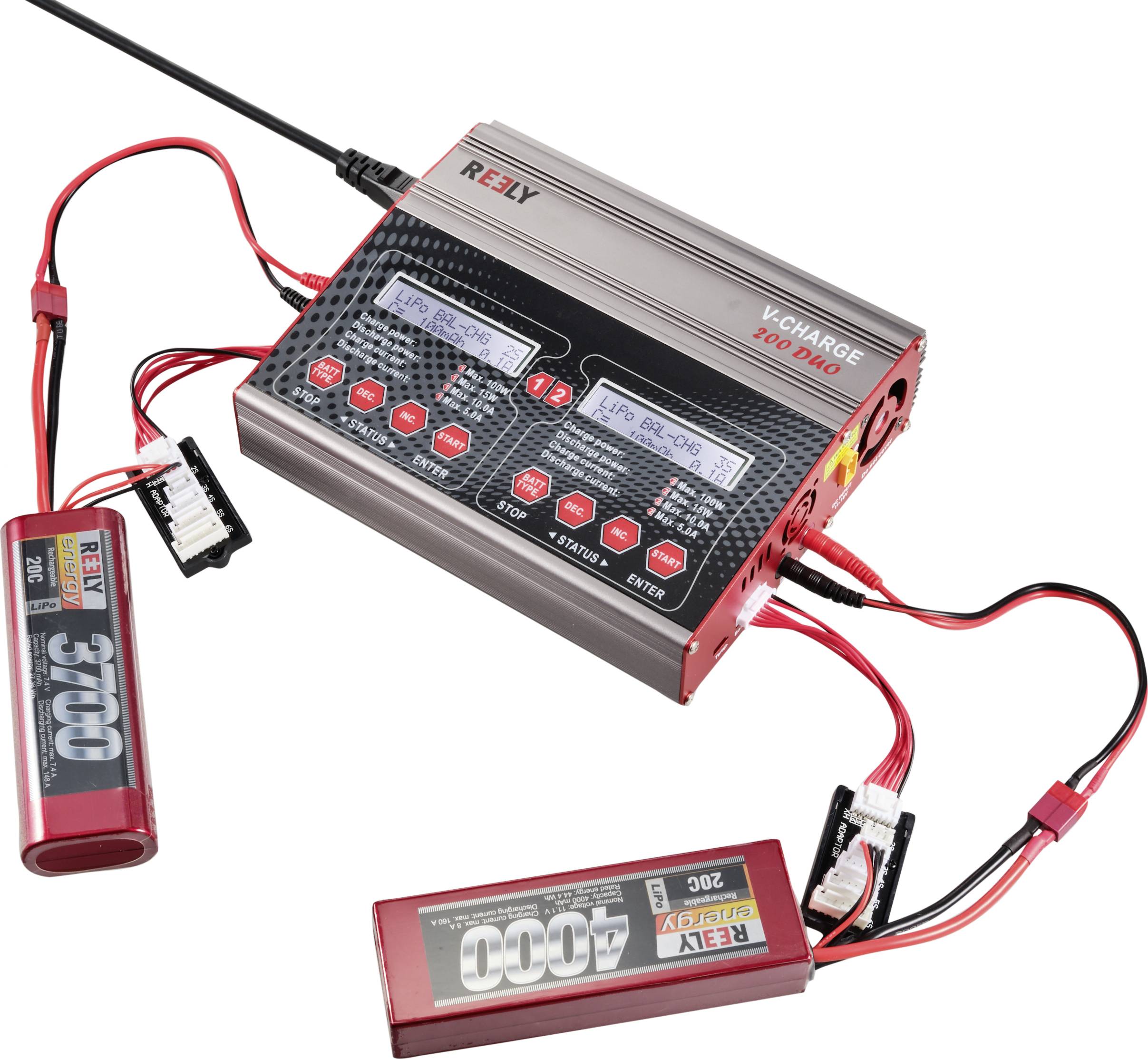 Ein Ladegerät mit zwei angeschlossenen Akkus, einer mit '3700' und der andere mit '4000' mAh. Anzeige zeigt 'Li-Po' und Ladespannungen.