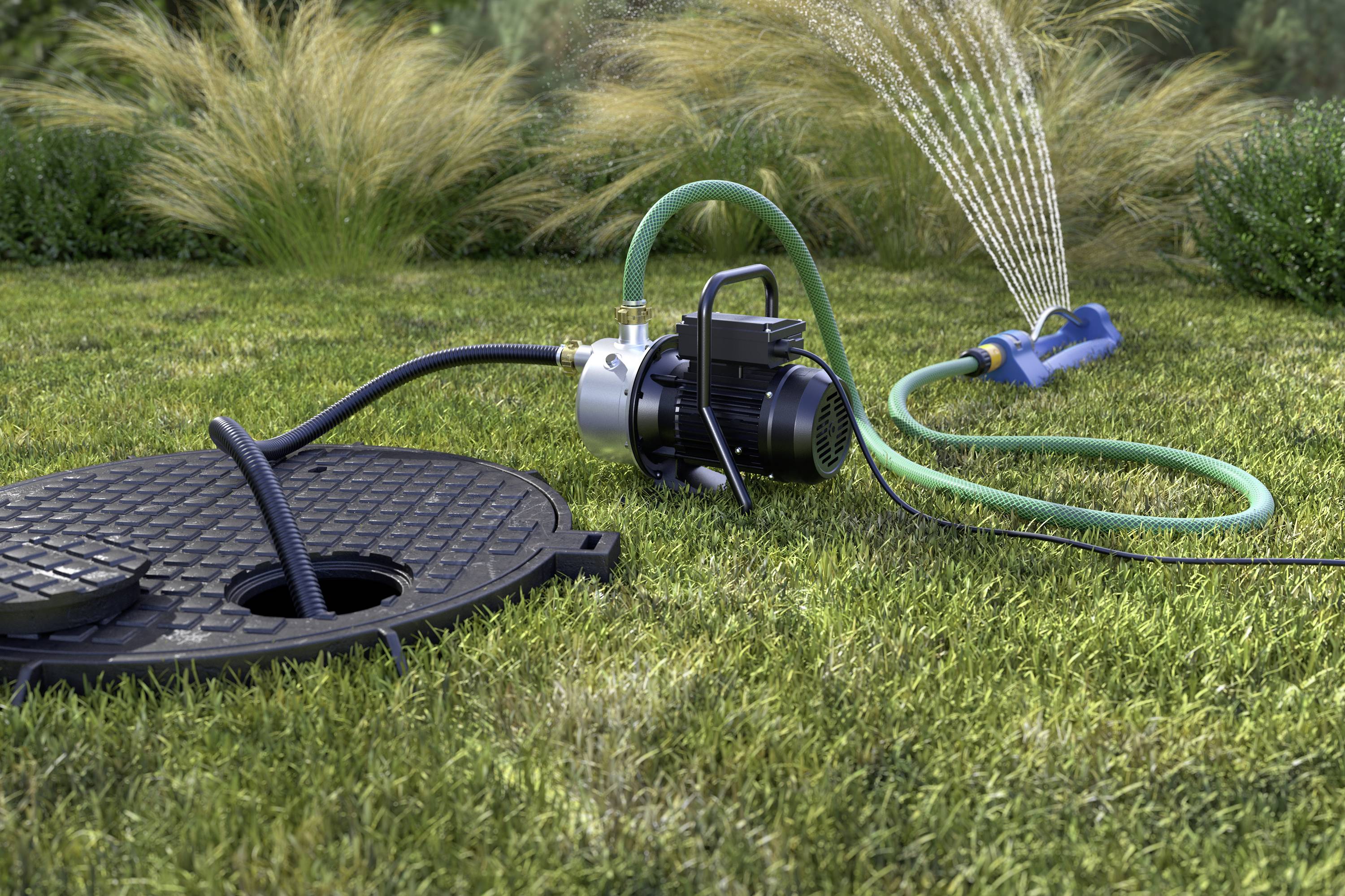 Eine Wasserpumpe auf einer Wiese pumpt Wasser durch einen grünen Schlauch zu einem blauen Sprinkler, der Gras bewässert. Im Hintergrund sind Sträucher zu sehen.