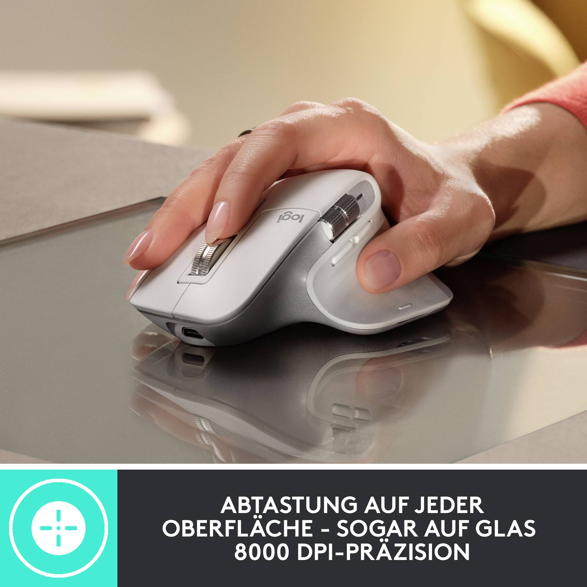 Hand auf ergonomischer Maus auf Glastisch. Text: 'Abtastung auf jeder Oberfläche - sogar auf Glas - 8000 DPI-Präzision'.