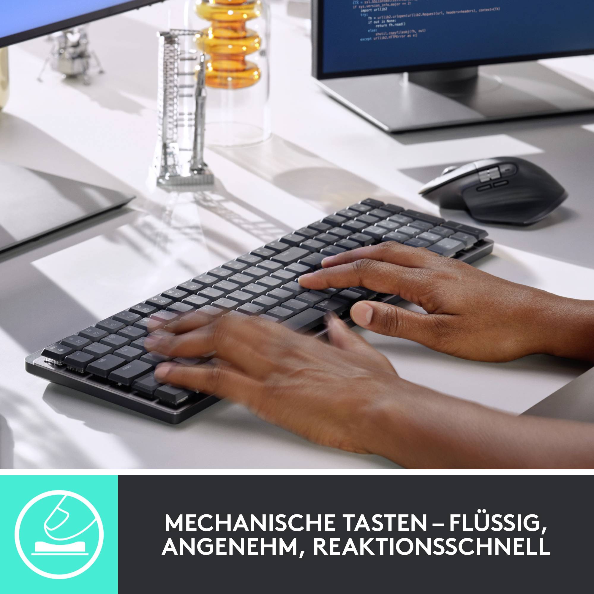 Tastatur auf Schreibtisch mit Händen, die darauf tippen. Im Hintergrund Monitor und Maus. Beschriftung betont Reaktionsschnelligkeit.