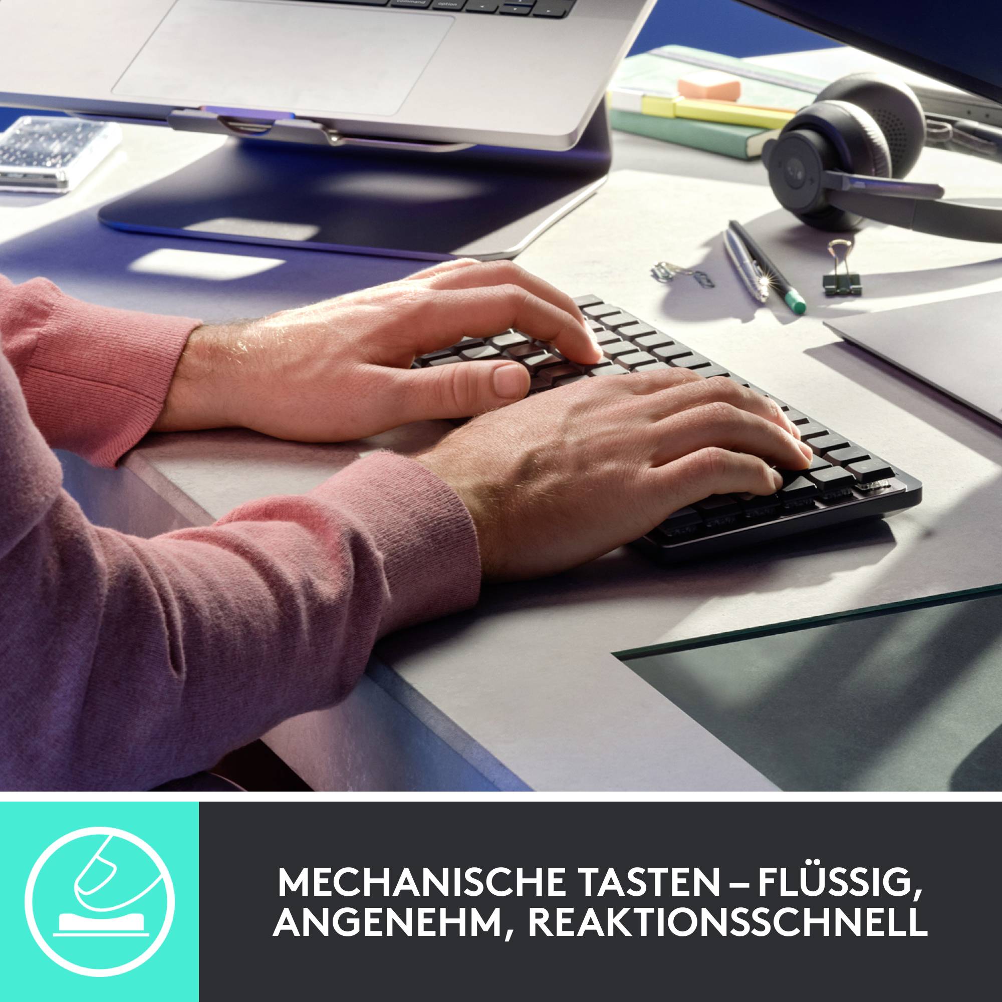 Ein Mensch tippt auf einer mechanischen Tastatur. Unten steht der Text 'Mechanische Tasten – flüssig, angenehm, reaktionsschnell'.