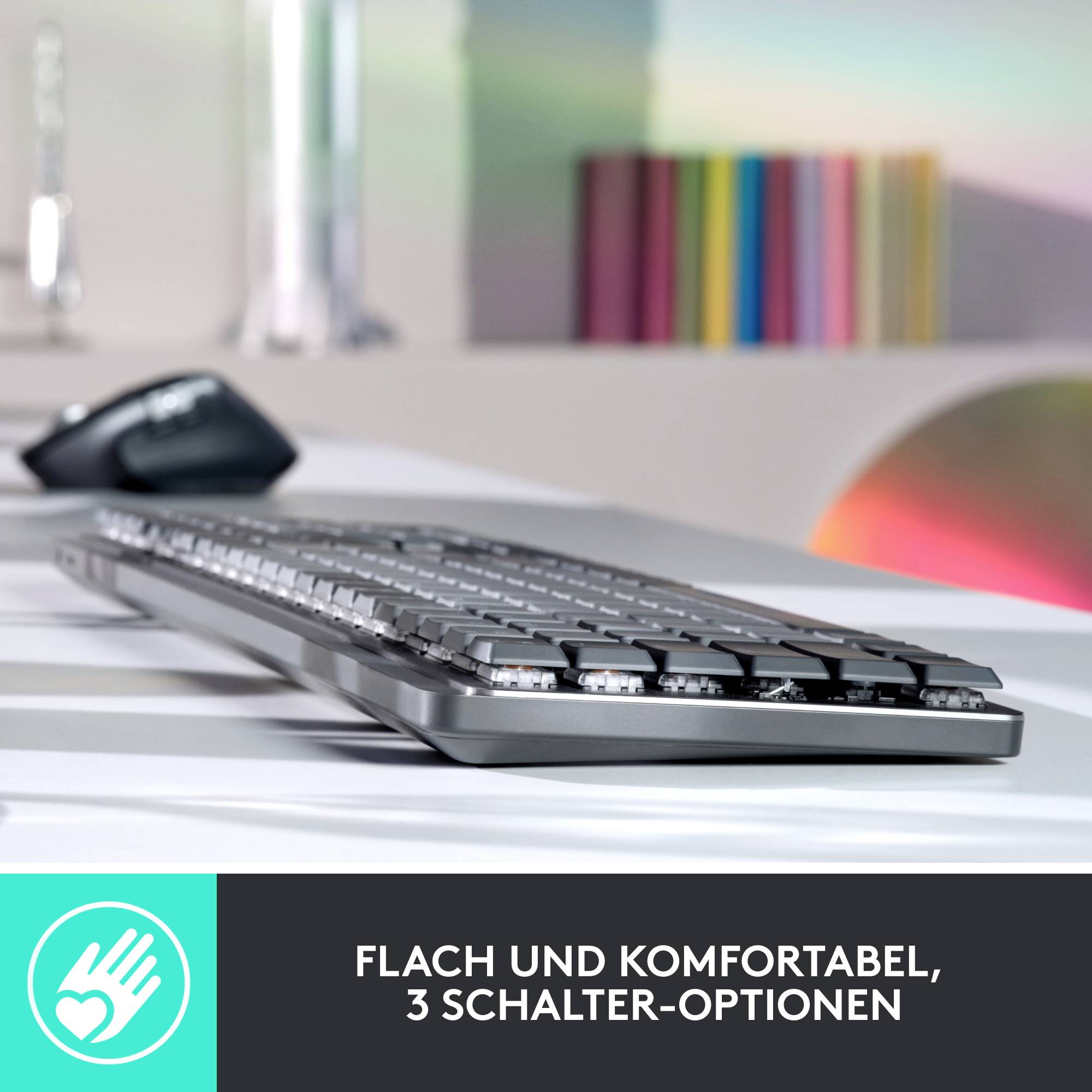 Flache Tastatur auf einem Schreibtisch mit der Aufschrift 'Flach und komfortabel, 3 Schalter-Optionen'.