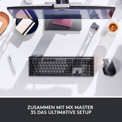 Eine Computertastatur, eine Maus und ein Monitor von oben fotografiert. Text darunter: 'Zusammen mit MX Master 3S das ultimative Setup'.