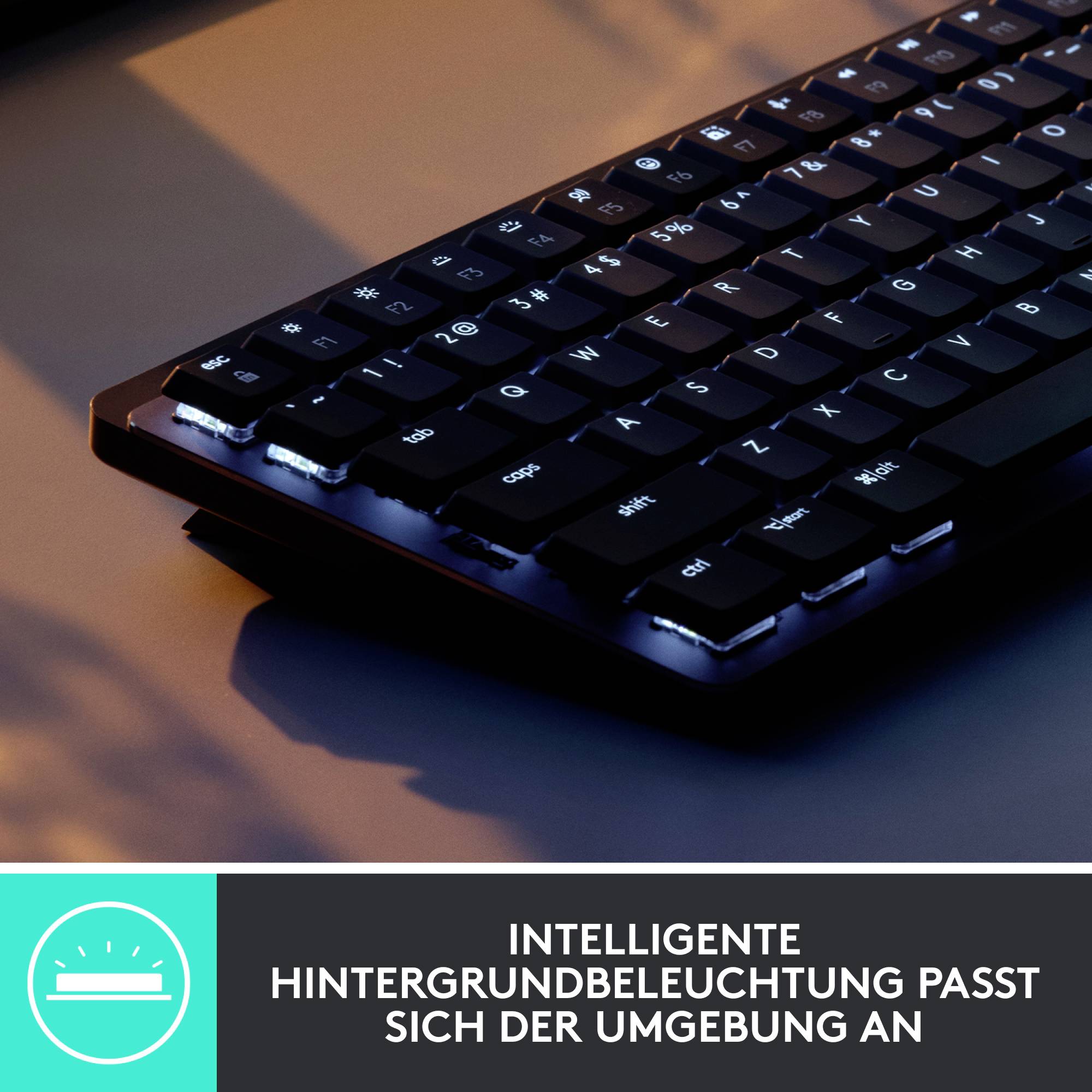 'Schnurlose Tastatur mit Hintergrundbeleuchtung, schräg beleuchtet, mit Text: Intelligente Hintergrundbeleuchtung passt sich der Umgebung an.'