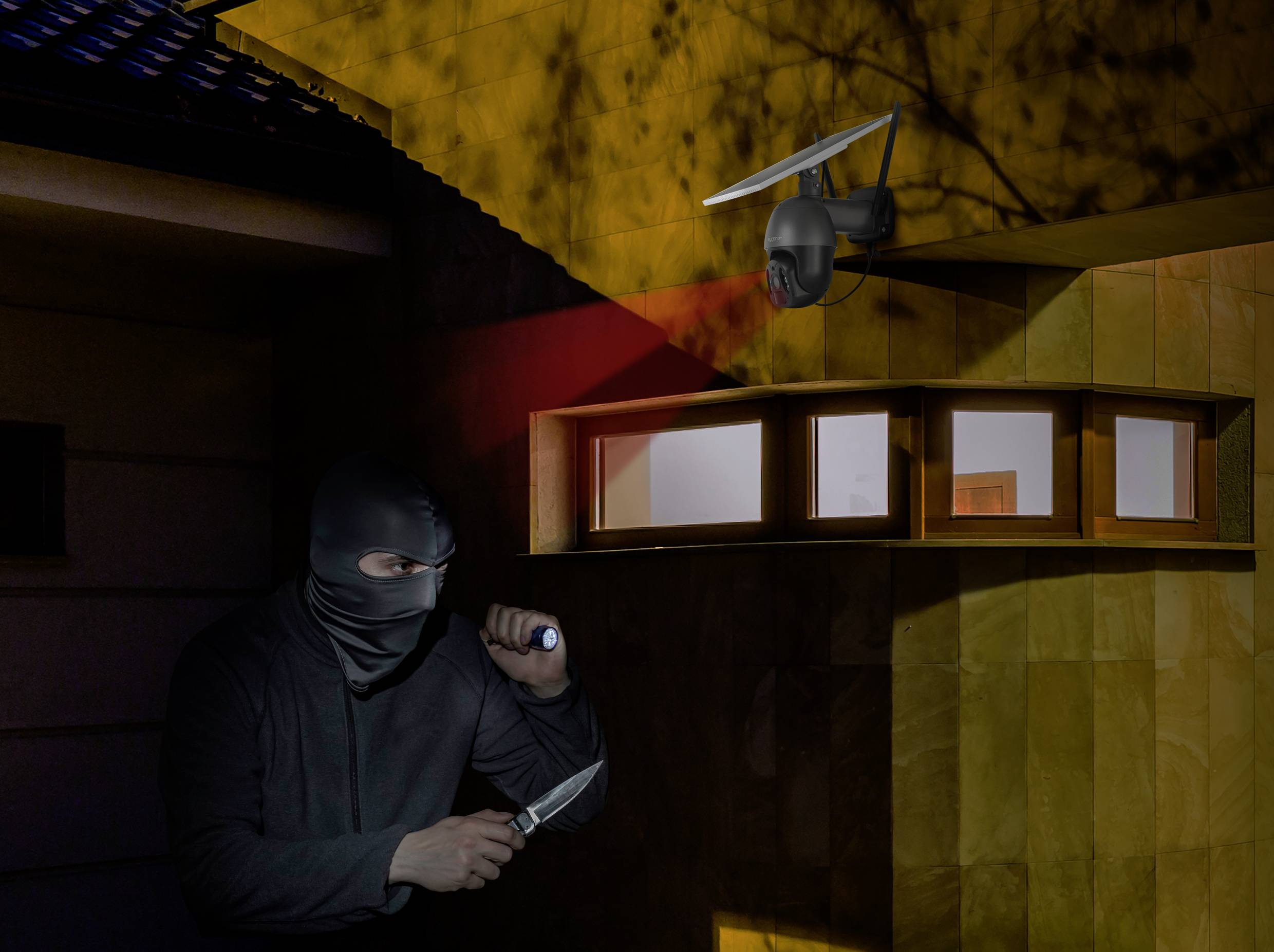 Ein maskierter Einbrecher mit Taschenlampe und Messer steht im Schatten. Eine Überwachungskamera erfasst die Szene.