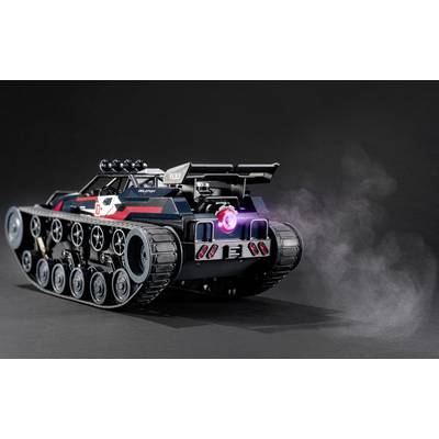 Spielzeug-Panzer auf schwarzem Hintergrund, zeigt Rückleuchten und Raucheffekt, symbolisiert Bewegung oder Einsatz.
