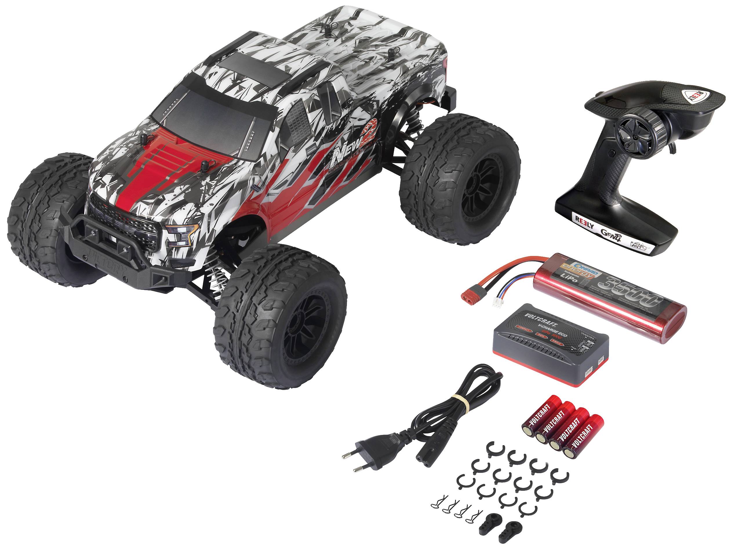 Ein ferngesteuertes Auto mit Zubehör: Fernbedienung, Ladegerät, Akkus und Batterien. Das Auto hat ein rot-schwarzes Camouflage-Design.