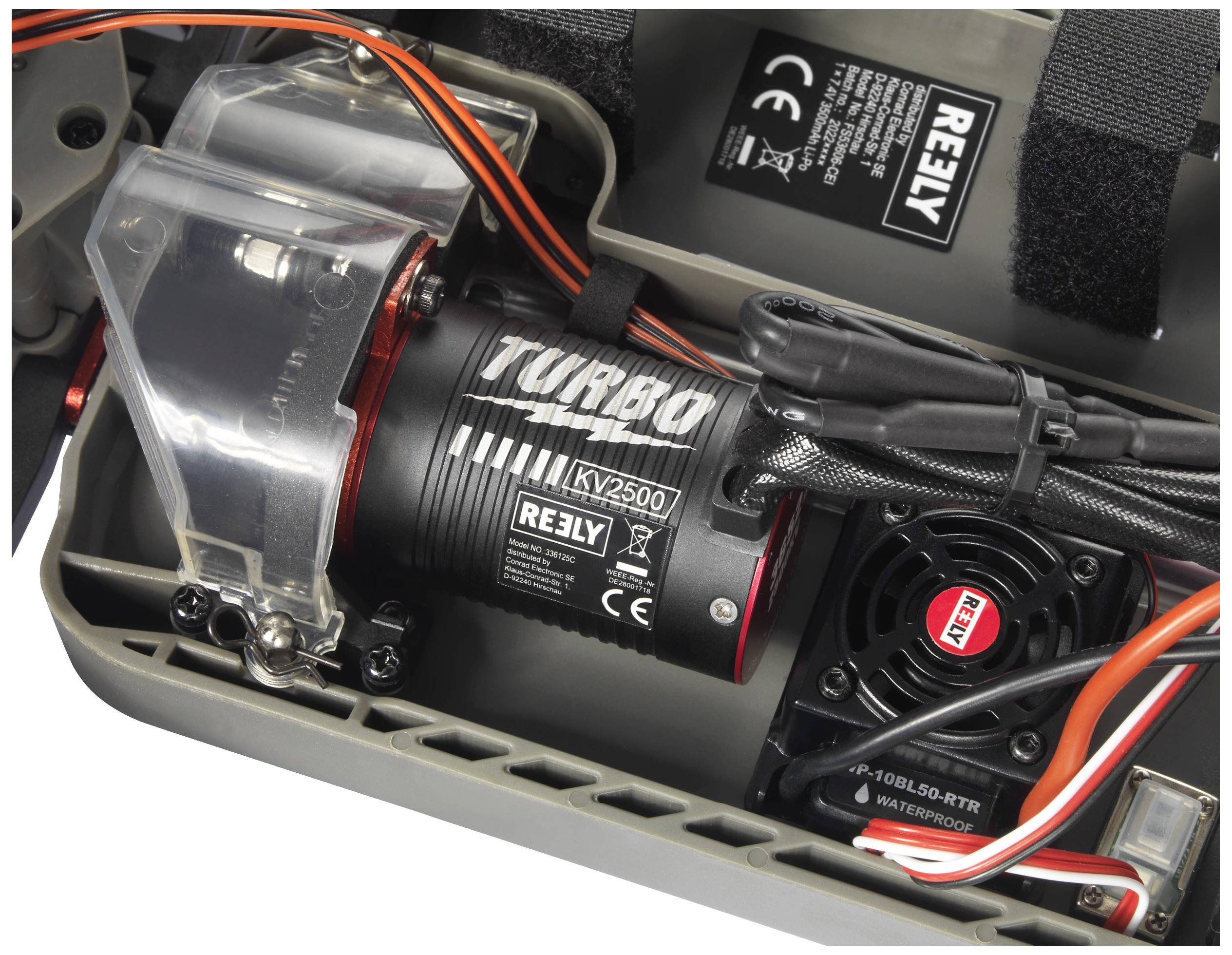 'RC-Auto-Detailansicht des Innenraums mit TURBO KLV2500-Motor und Lüfter, umgeben von Kabeln und elektronischen Komponenten.'