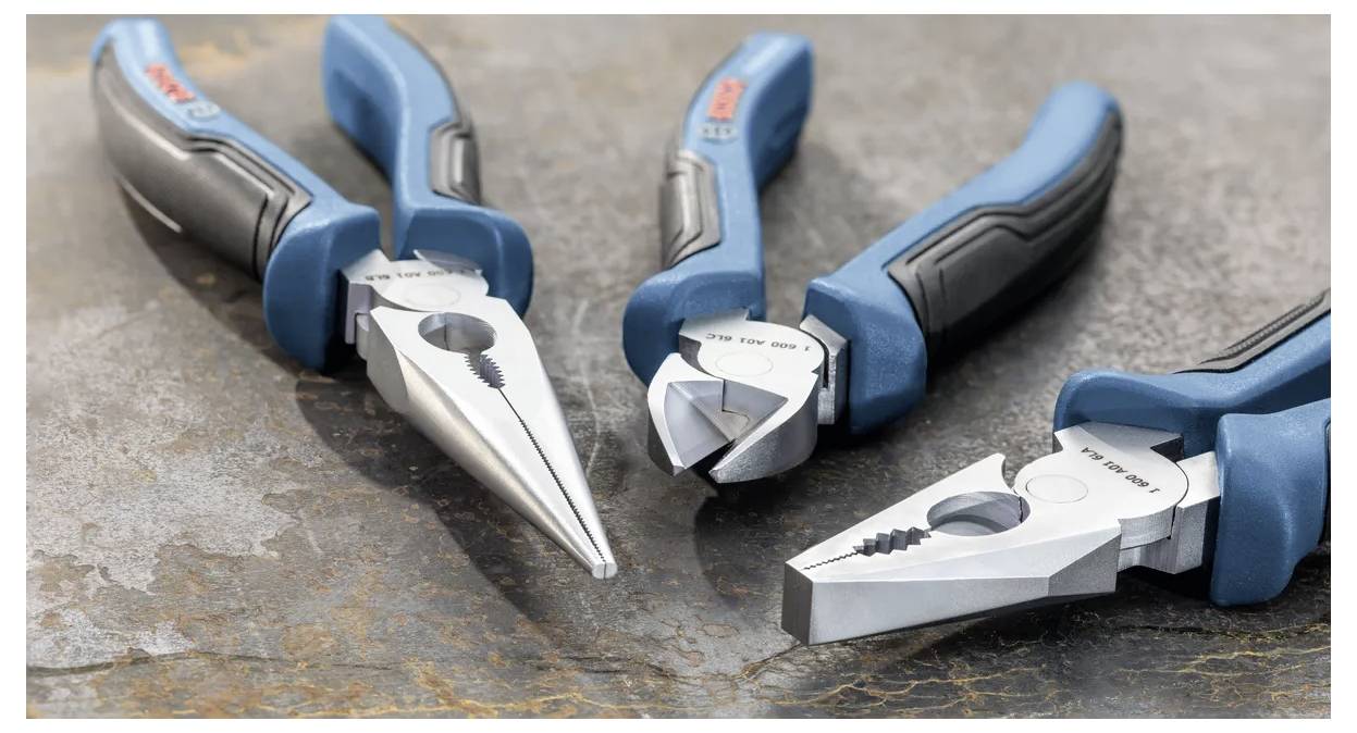 Drei Zangen mit blauen Griffen auf einer Metalloberfläche: Flachzange, Seitenschneider und Flachzange/Kombinationszange.