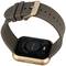 Unterseite einer goldenen Smartwatch mit braunem Armband, Fokus auf den Sensoren.