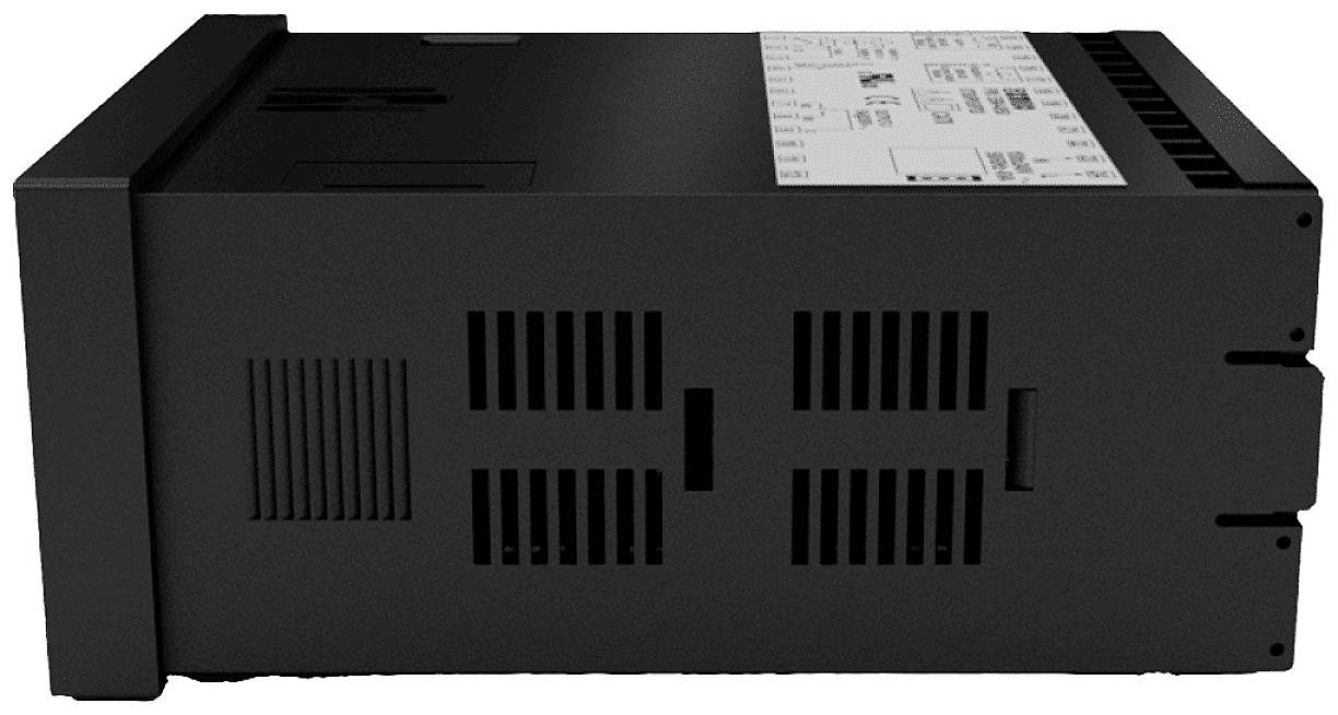 Ein schwarzes, rechteckiges elektronisches Gerät mit Lüftungsschlitzen zeigt eine beschriftete Oberseite, wahrscheinlich für technische Anwendungen.