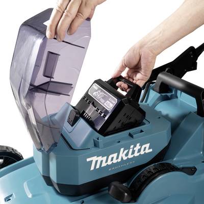 Eine Hand setzt einen Akku in einen blauen Rasenmäher von Makita ein.