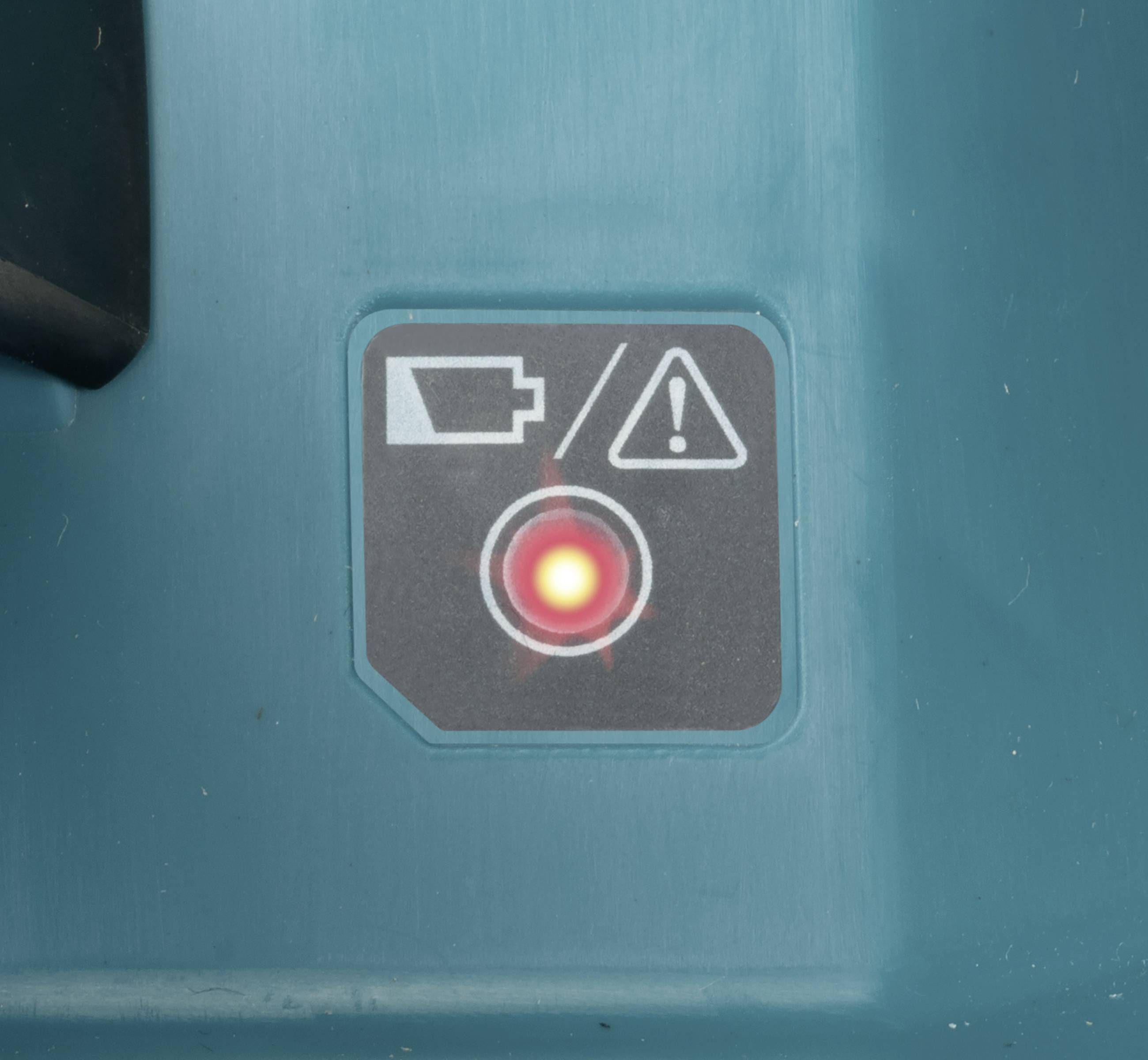 Symbol für niedrigen Batteriestand und Warnung leuchtet rot auf blauem Hintergrund.