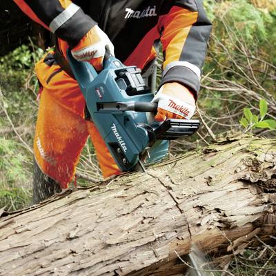 Person sägt einen Baumstamm mit einer blauen elektrischen Kettensäge. Person trägt Schutzkleidung und konzentriert sich auf den Schnitt.