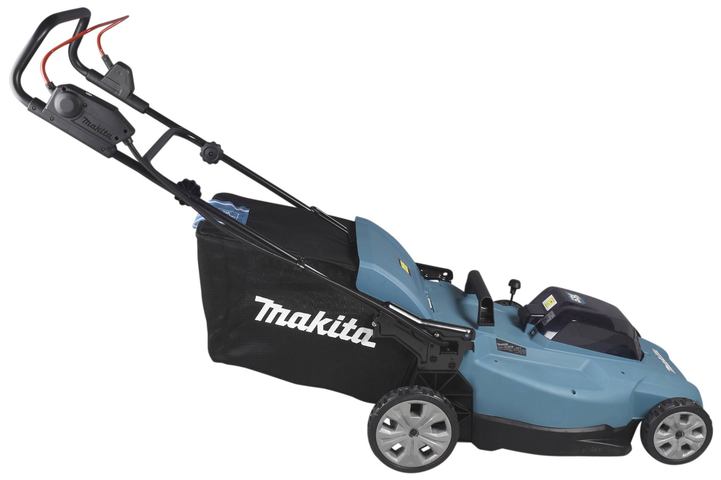 Ein elektrischer Rasenmäher der Marke Makita in blau, seitlich fotografiert, zeigt Räder, Führungsgestänge und Grasfangkorb.