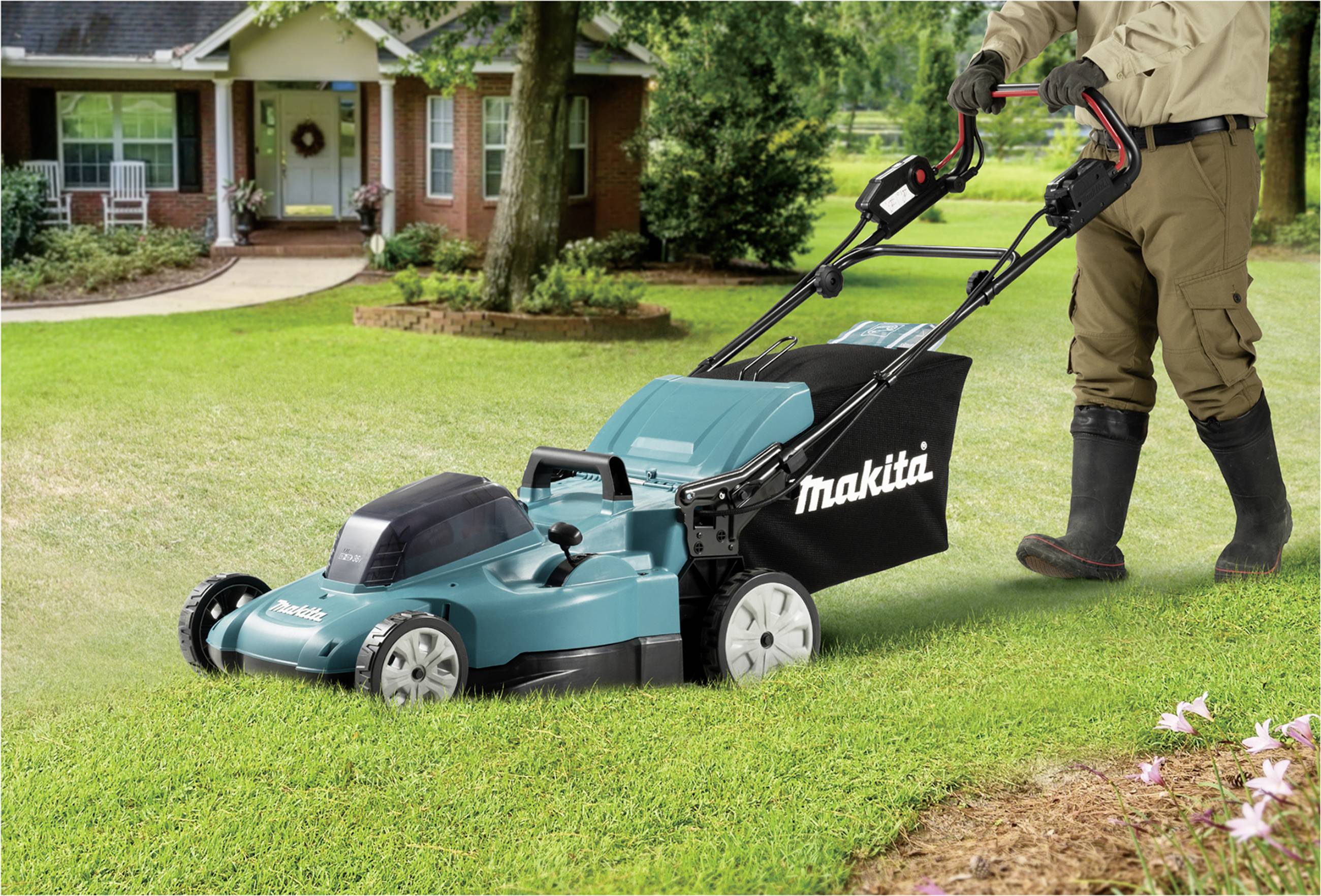 Eine Person mäht den Rasen vor einem Haus mit einem blauen Makita-Rasenmäher. Im Hintergrund ist ein gepflegter Garten zu sehen.