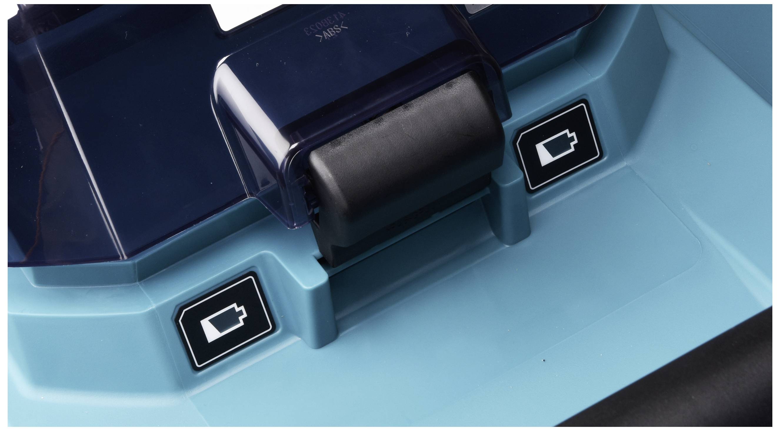 Nahaufnahme eines Ladegeräts mit zwei Batterie-Symbolen.