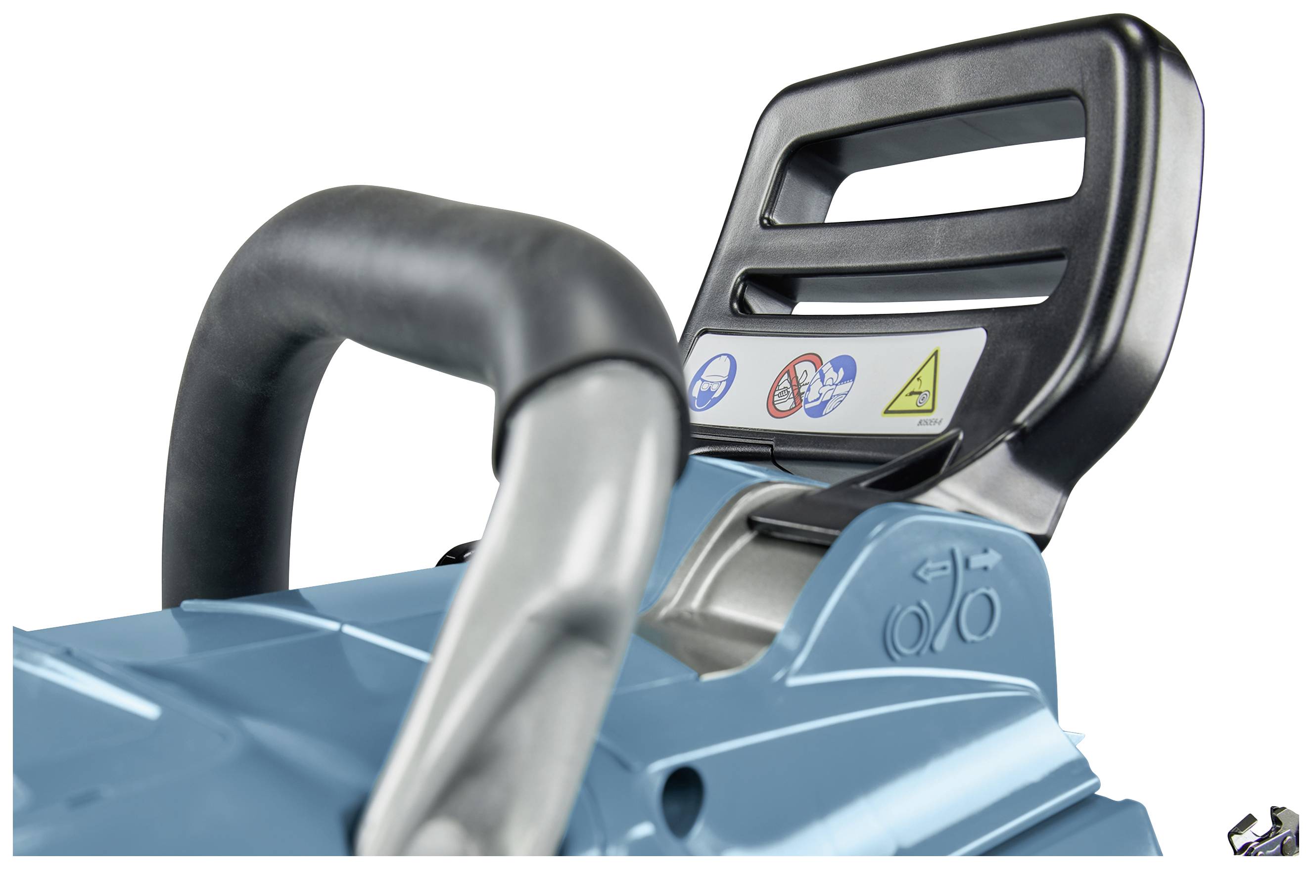 Elektrische Kettensäge in Nahaufnahme, Fokus auf den Griff und Sicherheitssymbole.