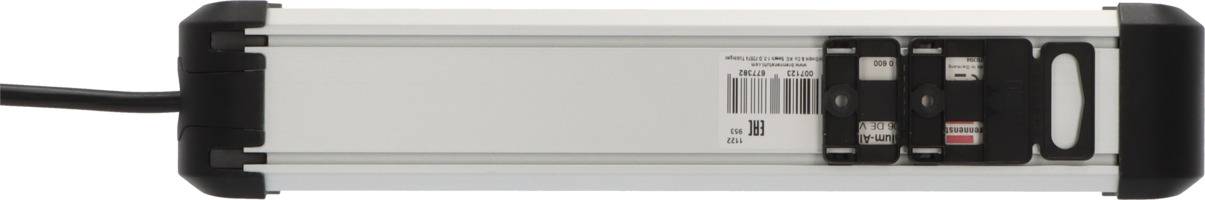 Weißes Aluminiumgehäuse mit zwei schwarzen Kippschaltern und einem Barcode auf einer Steckdosenleiste. Kabel führt links aus dem Bild.