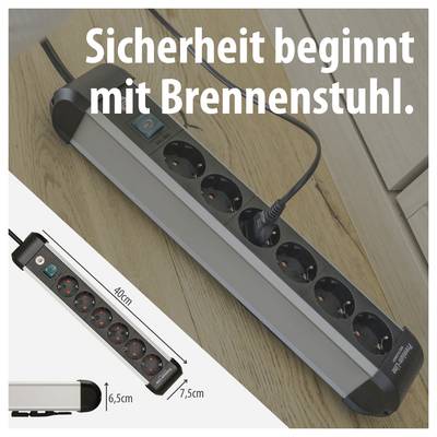 Mehrfachsteckdose von Brennenstuhl auf Holzboden, eingesteckt; Text: 'Sicherheit beginnt mit Brennenstuhl.'<br>