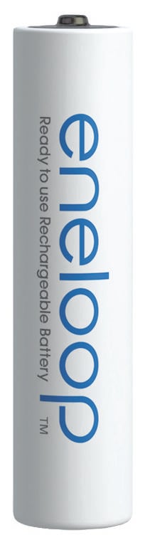 Eine wiederaufladbare Batterie mit der Aufschrift 'eneloop'. Sie hat eine zylindrische Form und ist für den sofortigen Gebrauch bereit.