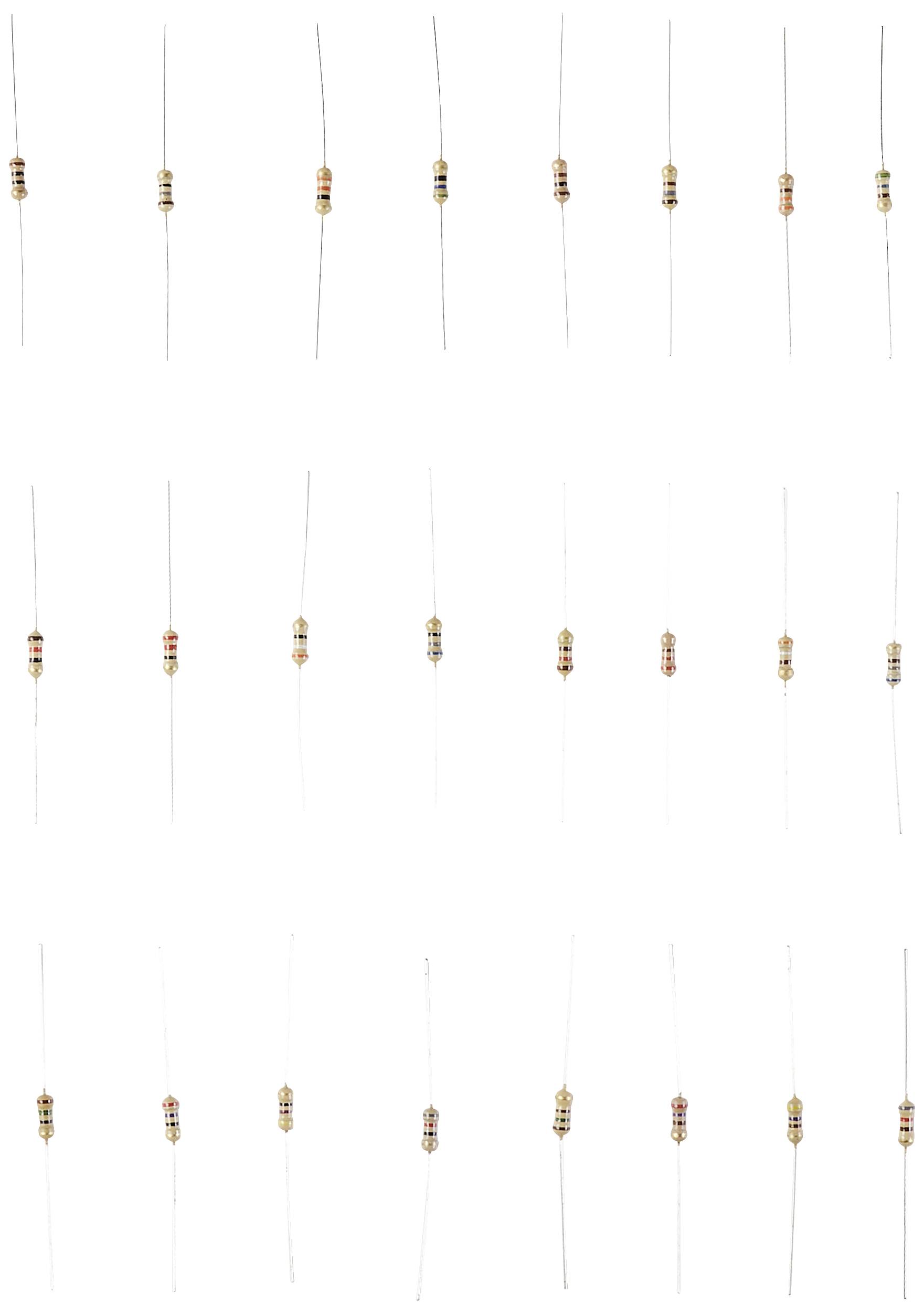 Mehrere Reihen aus axialen Widerständen mit Farbcodes zur Identifikation des Widerstandswerts auf einem weißen Hintergrund.
