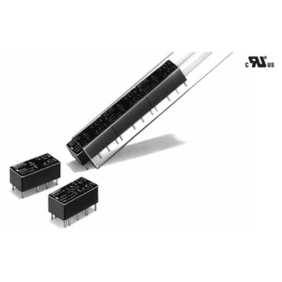 'Zwei elektromagnetische Relais und ihre Verpackung. Eines der Relais liegt, das andere wird aus der Verpackung geschoben.'
