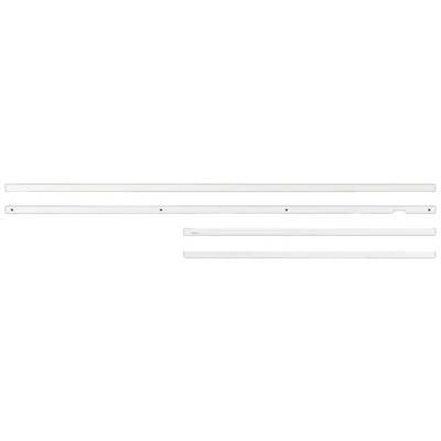 Vier unterschiedlich lange, weiße Aluminiumleisten liegen parallel. Sie sind schlicht und dienen vermutlich zur Befestigung oder als Abdeckung.