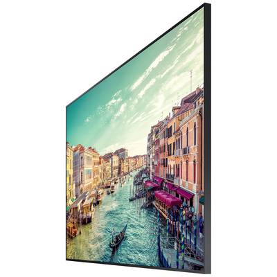 Kanal in Venedig mit Gondeln, bunten Gebäuden und blauem Himmel. Lebhafte Wasserstraße, die venezianische Architektur zeigt.
