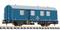 Blauer Eisenbahn-Güterwagen auf Gleisen; DB-Logo in der Mitte; schlichte, rechteckige Bauform mit Metalltüren und Fenstern.