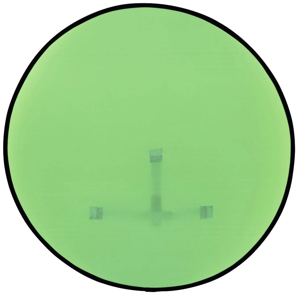 Ein großer grüner Kreis mit einem schwach erkennbaren Kreuz in der Mitte.