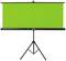 Leinwand auf einem Stativ mit grünem Hintergrund, geeignet für Fotografie oder Videoproduktionen.