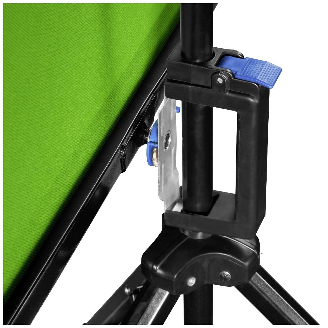 Nahaufnahme eines grünen Hintergrunds, der an einem schwarzen Stativ mit blauer Klemme befestigt ist. Ideal für Fotografie-Setups.