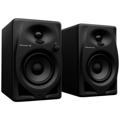 Zwei schwarze Lautsprecher mit dem Logo 'Pioneer Dj', im Vordergrund ein größerer Lautsprecher mit sichtbareren Details.