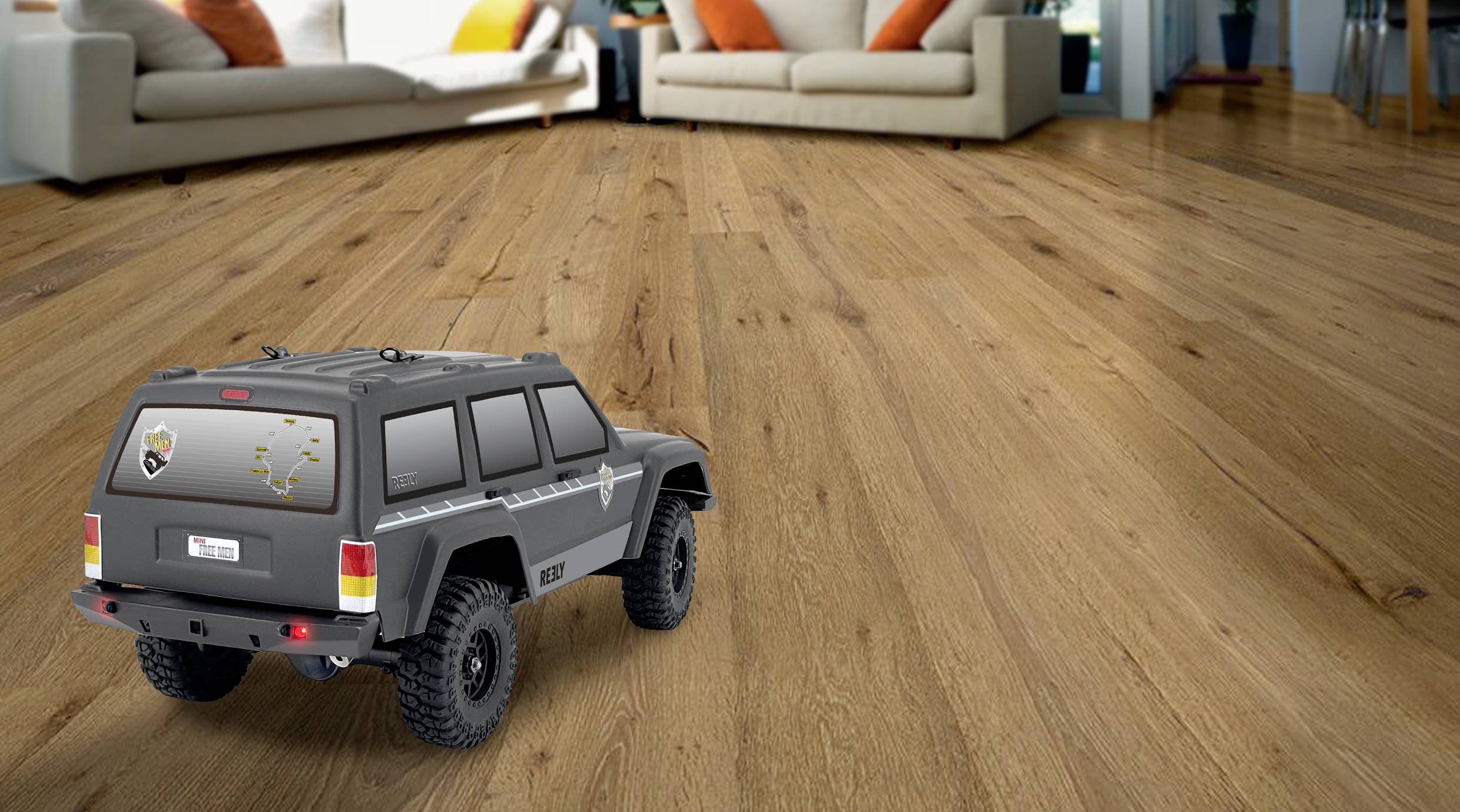 Ein Spielzeugauto im SUV-Stil auf einem Holzboden in einem Wohnzimmer mit beigen Sofas und orangefarbenen Kissen im Hintergrund.