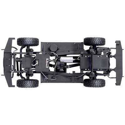 Die Bild zeigt die Unterseite eines Modellautos mit sichtbaren Achsen, Rädern und elektrischen Bauteilen.