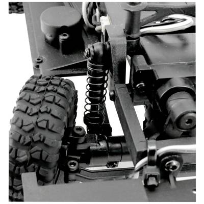 Nahaufnahme eines Modellautos zeigt die Federung und das Vorderrad. Das Bild betont mechanische Details und Bauweise.
