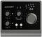 Ein schwarzes Audient iD4 Audio-Interface mit mehreren Knöpfen zur Steuerung von Gain und Monitor-Mix sowie USB-Anschlussanzeige.