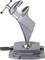 Ein grauer, verstellbarer Schraubstock auf einer stabilen Basis, geeignet zum Fixieren von Werkstücken in verschiedenen Winkeln.