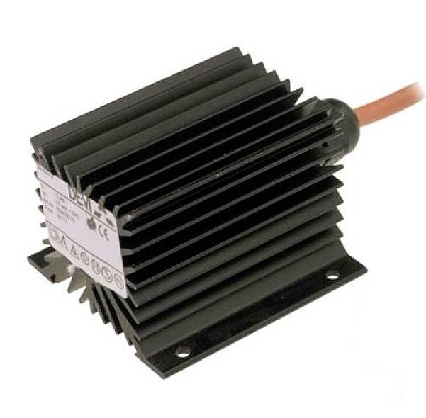Schwarzer Kühlkörper aus Metall mit Lamellenstruktur, verwendet zur Wärmeableitung bei elektronischen Geräten. Ein rotes Kabel ist angeschlossen.
