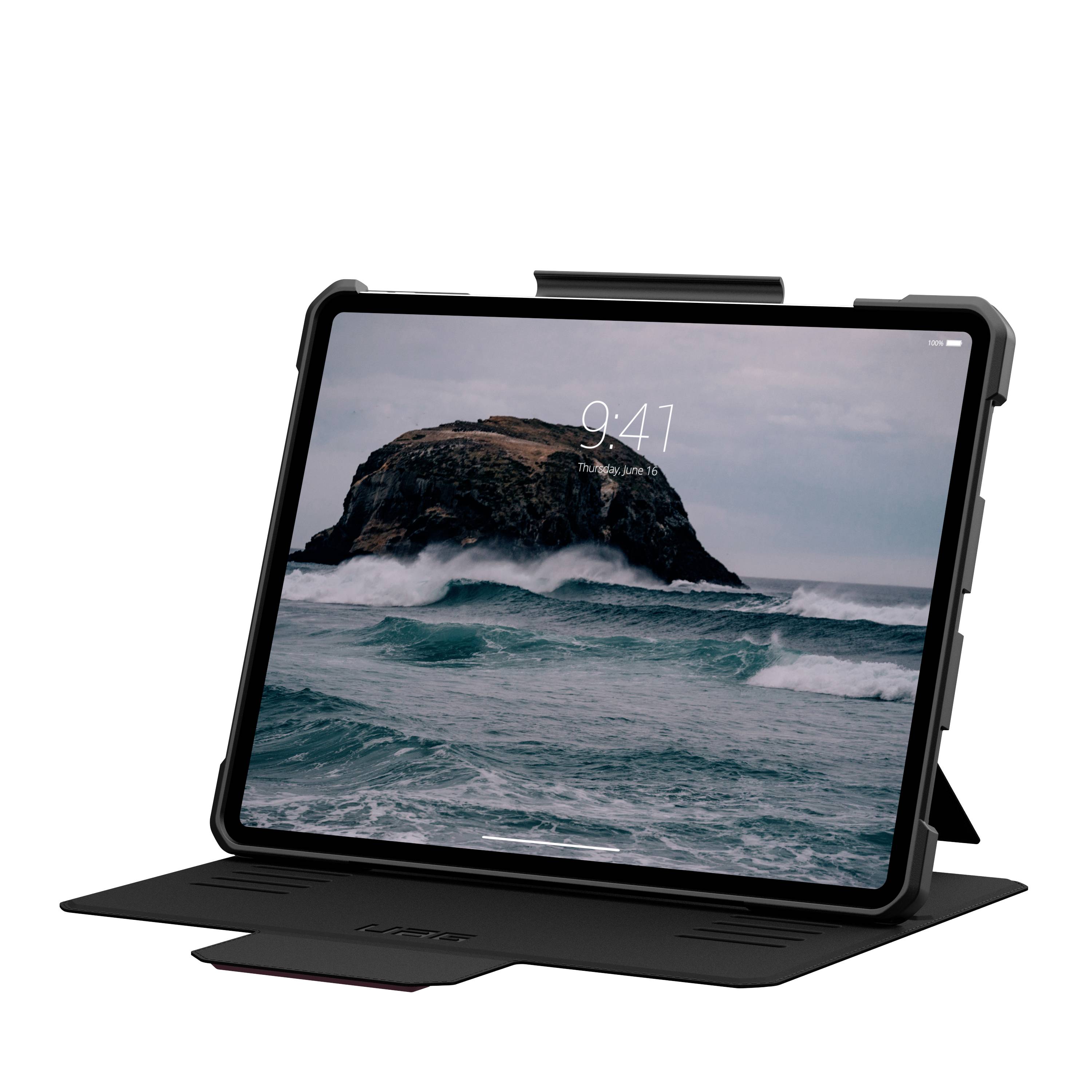 Tablet mit schützendem Gehäuse, stehend im Querformat. Der Bildschirm zeigt eine Uhrzeit und ein Hintergrundbild mit Meer und Felsen.