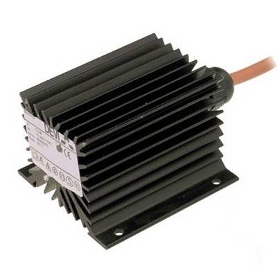 Ein schwarzer Kühlkörper mit geripptem Design, daran befestigt ein rotes Kabel. Möglicherweise ein elektronisches Bauteil mit CE-Kennzeichnung.