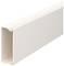 Ein weißer, rechteckiger Kabelkanal aus Kunststoff, geeignet zur ordentlichen Verlegung von Kabeln an Wänden oder Fußleisten.