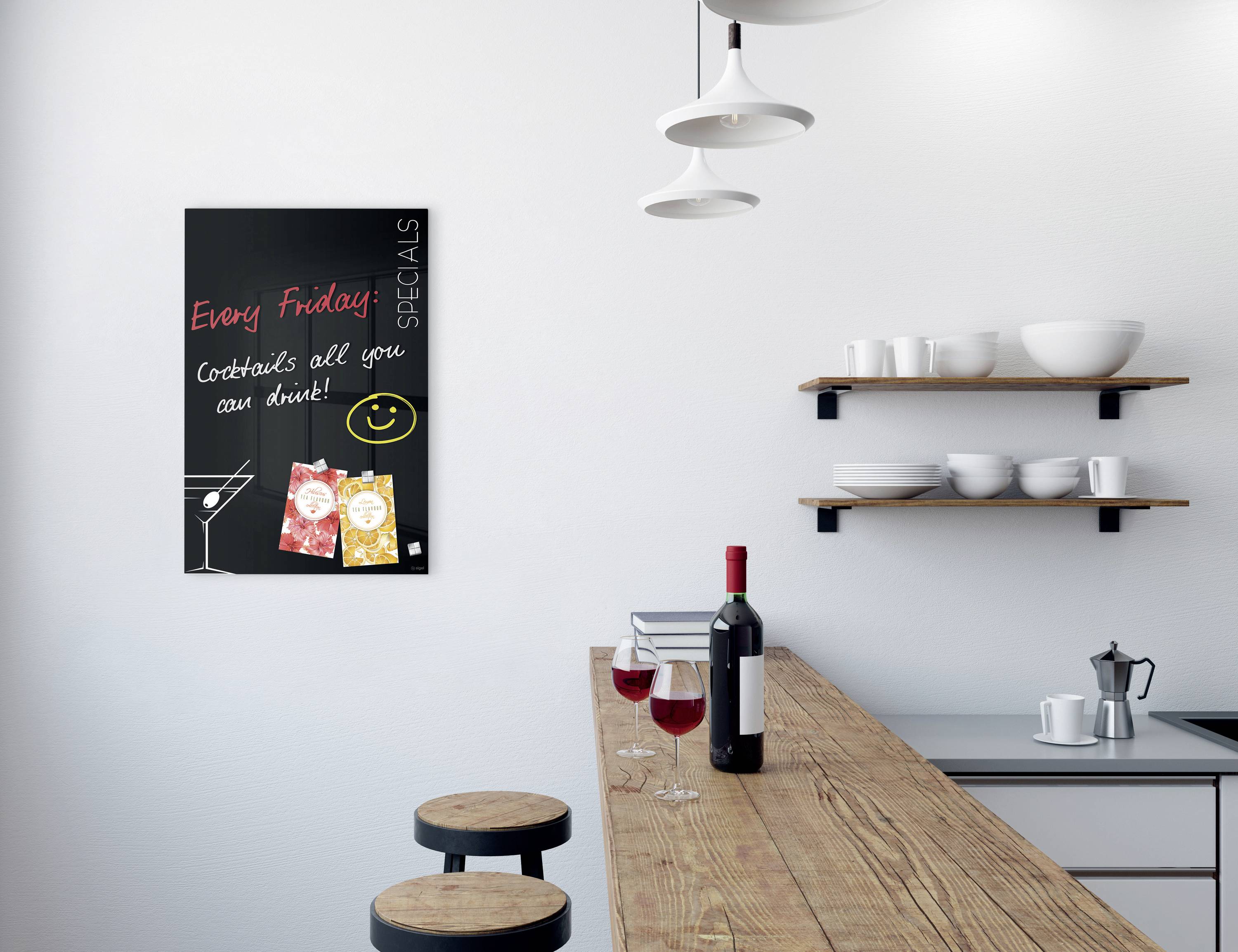 Eine moderne Bar mit einem Tresen aus Holz, Barhockern, einer Weinflasche und Gläsern. Ein Plakat wirbt für 'Cocktails all you can drink!'.