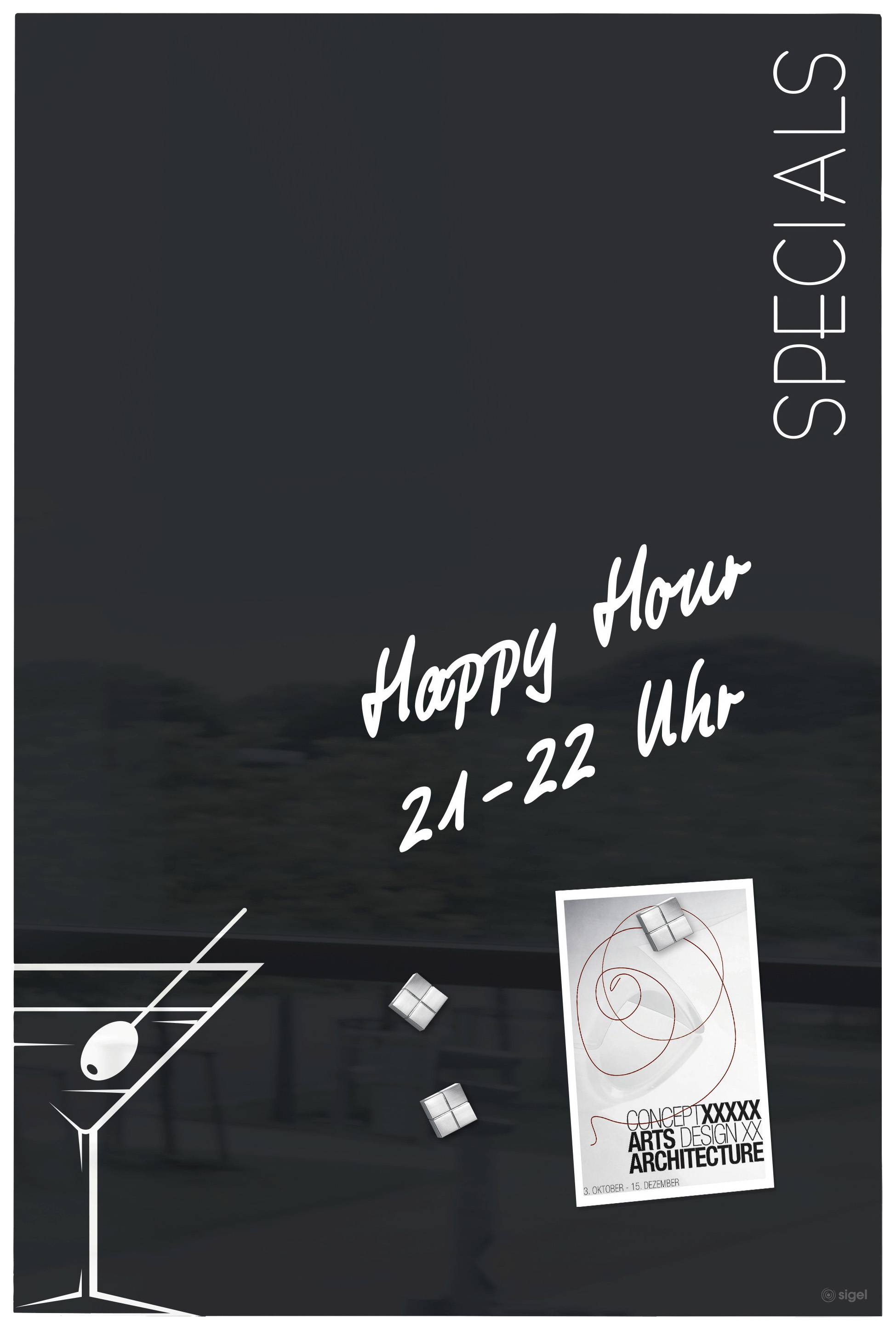 Plakat mit der Aufschrift: 'Happy Hour 21-22 Uhr'. Illustration eines Cocktailglases und Würfeln. Fokus auf Getränkespezialitäten.