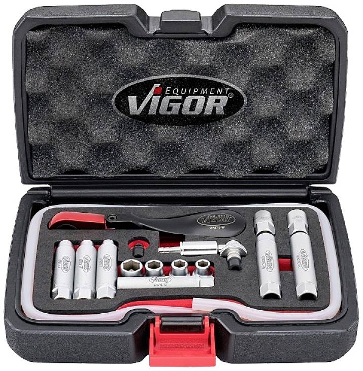 Werkzeugkoffer mit verschiedenen Steckschlüsseln und Handwerkzeugen, ordentlich in einer Schaumstoffeinlage angeordnet.