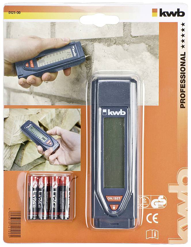 Verpackung mit elektronischem Messgerät und Batterien. Die Hände einer Person verwenden das Gerät, um an einer Wand zu messen.